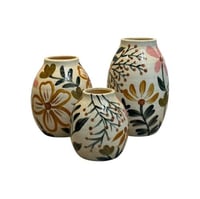 فازة سيراميك مزينة باالازهار