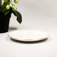 صحن سيراميك أبيض مذهّب الأطراف