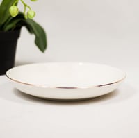 صحن سيراميك أبيض مذهّب الأطراف