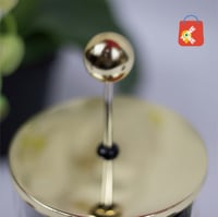 إبريق زجاج بمصفاة يدوية عامودية