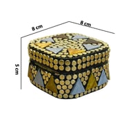 صندوق صغير مزين بفصوص هندي