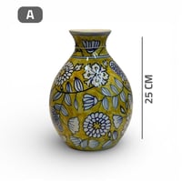 فازة نقشة بيضاء