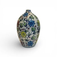 فازة أبيض مشجرة