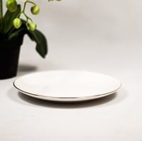 صحن سيراميك أبيض مذهّب الأطراف