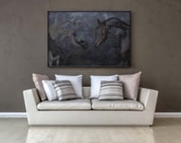 لوحة خيول فخمة بالفن التجريدي .