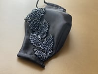 كمامة سهرة تطريز كحلي على اسود - evening mask