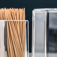 علبة اعواد اسنان اكريليك مستطيلة بغطاء يمنع الغبار...