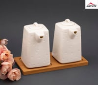 طقم أبريق ابيض صغير مع قاعده خشبيه