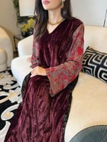 جلابية مخمل مطرز فخمة شالكي عالكم عنابي