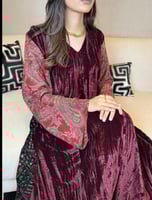 جلابية مخمل مطرز فخمة شالكي عالكم عنابي