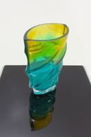 فازة قزاز لون سماوي – لمسة صفاء وأناقة لبيتك