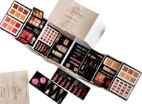 بوكس مكياج اسمهان بيوتي باللون الابيض