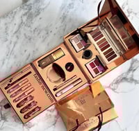 بوكس مكياج ذهبي بديل شارلوت