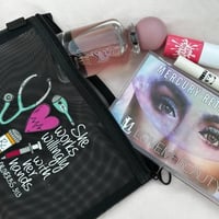 حقيبة مستحضرات تجميلية بطابع طبي