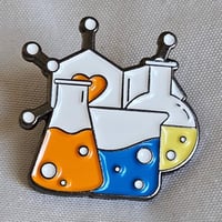 دبوس معدني بتصميم قوارير كيميائية – لمظهر علمي ممي...