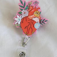 مشبك بطاقة تعريفية على شكل قلب