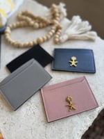 محفظة جلد + اسم + شعار