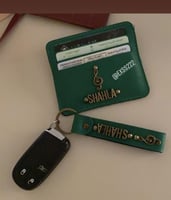 محفظة بطاقات +ميدالية ( اسم +شعار )