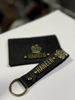 محفظة بطاقات + ميدالية ( اسم وشعار )