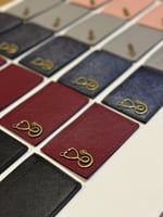 محفظة جلد + اسم + شعار