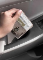 محفظة بطاقات + اسم +شعار