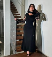 فستان اسود ناعم مع شال إضافي