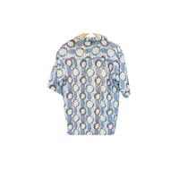 قميص بأكمام قصيرة