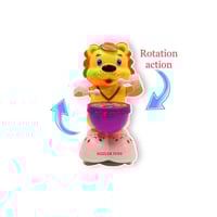 لعبة الأسد الملك يقرع الطبل بسعادة للأطفال