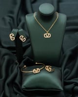 تصميم أنيق يمنح إطلالت حضور ملفته لطفلتك