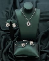 طقم بناتي بتصميم أنيق يمنح إطلالت حضور ملفته لطفلت...