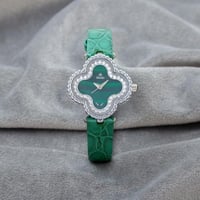 ساعة جلد بلونها الاخضر