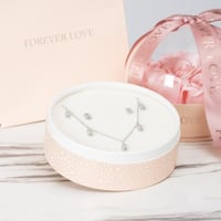 طقم بتصميم فاخر من شوكر وحلق يمنح إطلالتك حضور ممي...