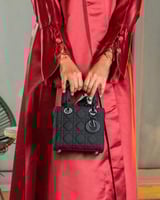 ثمينة صغيره باللون الاسود