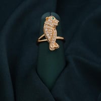 خاتم Vittore الحصري . يزدان بفصوص شفافة‎ حيث‎ يتلأ...