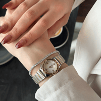 طقم ساعة وإسواره أنيق باللون الفضي والذهبي