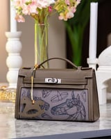 شنطة حجم صغير تصميم جرافيك باللون الرصاصي