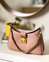 شنطة باللون الوردي فاتح حجم وسط