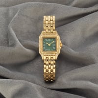 ساعة نسائية باللون الذهبي