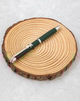 قلم يضمن ثباته وأناقته في كل وقت. معا شعار السيفين...