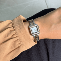 ساعة حصرية باللون المكس الأبيض