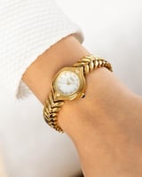 ساعة بتصميم مبتكر باللون الذهبي الأبيض