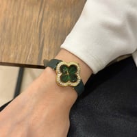 ساعة جلد نسائية بلونها الاخضر الميناء الاخضر