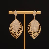 زوج أقراط السهرات المطلي..