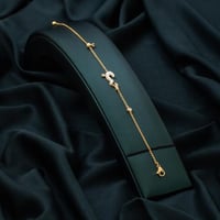 اسوارة نسائية باللون الذهبي