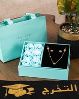 طقم بتصميم رفيع وانسيابي يُبرز جمال العنق