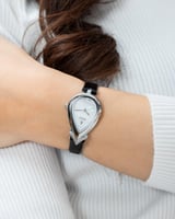 ساعة جلد باللون الاسود الفضي