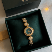 ساعة لامعة باللون الذهبي