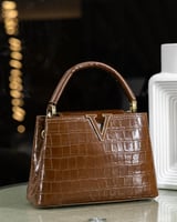 شنطة بتصميم كلاسيك حجم وسط باللون البني فاتح