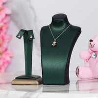 طقم بناتي بتصميم أنيق يمنح إطلالتك حضور ملفت يناسب...