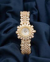 ساعة عصرية سهرات فن هندسي راقي